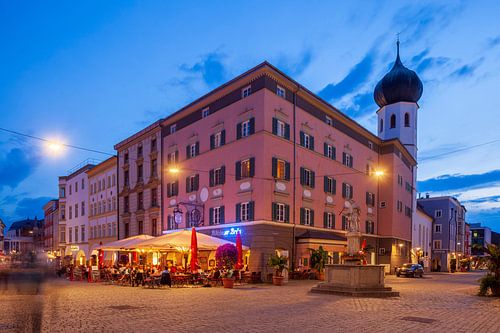 Max-Josefs-Platz  bei Abenddämmerung, Rosenheim