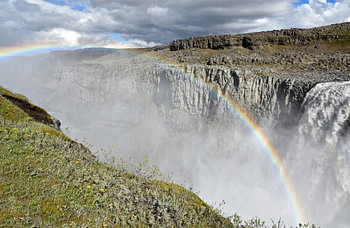 Dettifoss Canyon op Ijsland  met regenboog