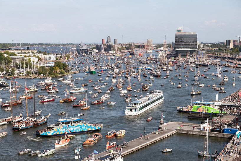 Uitzicht over SAIL Amsterdam 2025, rivier IJ met GVB pont van Renzo Gerritsen