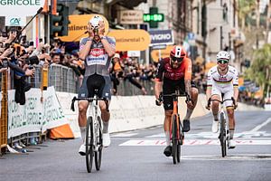 Mathieu van der Poel gagne Milan - Sanremo