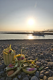 Balinesische Opfergaben am Strand, Canang Sari im Morgenlicht von Fotos by Jan Wehnert