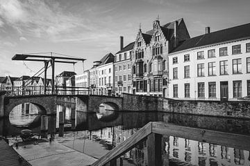 Zicht op Langerei en Ter Duinenbrug in Brugge - Zwart-Wit van Daan Duvillier
