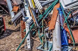 Umweltverschmutzung durch abgeladenen Müll an einer Straße von MPfoto71