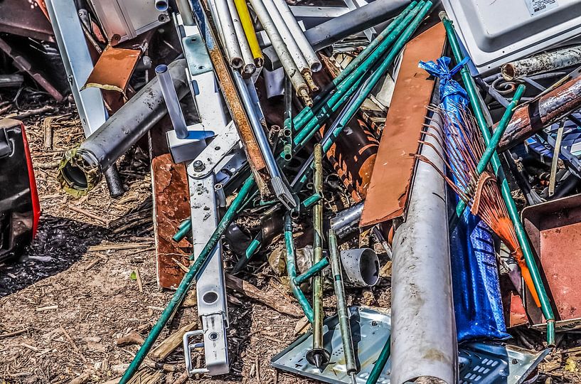 Umweltverschmutzung durch abgeladenen Müll an einer Straße von MPfoto71