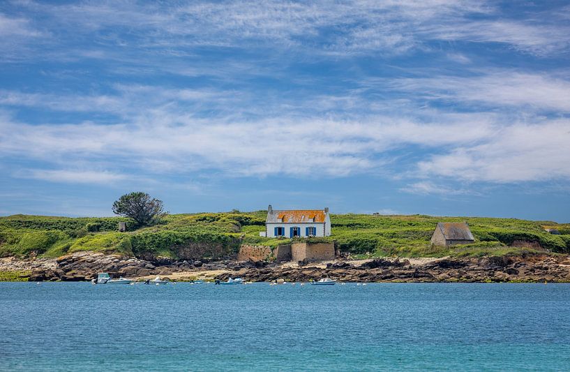 Kleines Haus auf der Ile Raguenez vor dem Plage de Tahiti, Névez, Bretagne von Christian Müringer