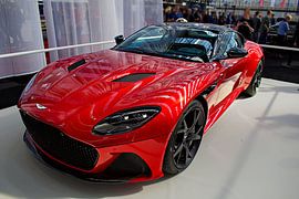 Roter Aston Martin DBS Superleggera auf der Amsterdam Motor Show von Maarten van der Weide
