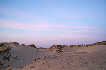 Zonsopkomst in de duinen - Den Haag - Paars, roze en blauw van Tim als fotograaf