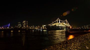 SS ROTTERDAM Maashaven Rotterdam by Night van Customvince | Vincent Arnoldussen