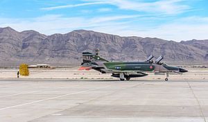 McDonnell Douglas QF-4E Phantom II mit Bremsfallschirm.