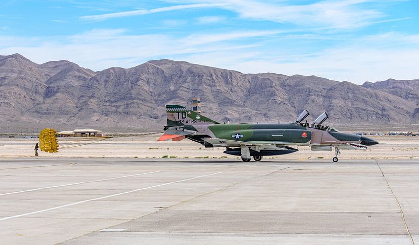 McDonnell Douglas QF-4E Phantom II met remparachute. van Jaap van den Berg