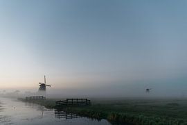 Mistige zonsopgang bij de molenviergang in Aarlanderveen van Stories by Pien