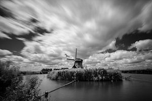 Oudhollandse molen tegen wolkendek in Z/W