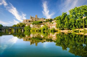 Spiegelung von Altstadt und Kathedrale von Beziers im Fluss Orb in Südfrankreich