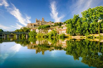 Spiegelung von Altstadt und Kathedrale von Beziers im Fluss Orb in Südfrankreich