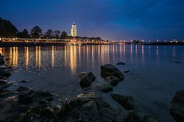 An evening scene of a river landscape in the Netherlands by Fotografiecor .nl