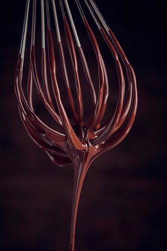 SF12468512 Chocolat liquide dégoulinant d'un fouet