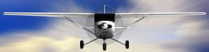 Cessna 152 fliegt hoch