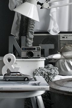 Nature morte avec des objets rétro et vintage en blanc et gris. sur Therese Brals