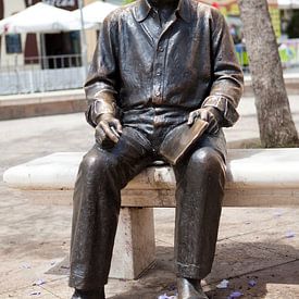 Pablo Picasso standbeeld in Malaga van Kees van Dun
