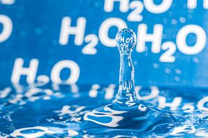 Waterdroplet with chemical formula H2O von Wijnand Loven