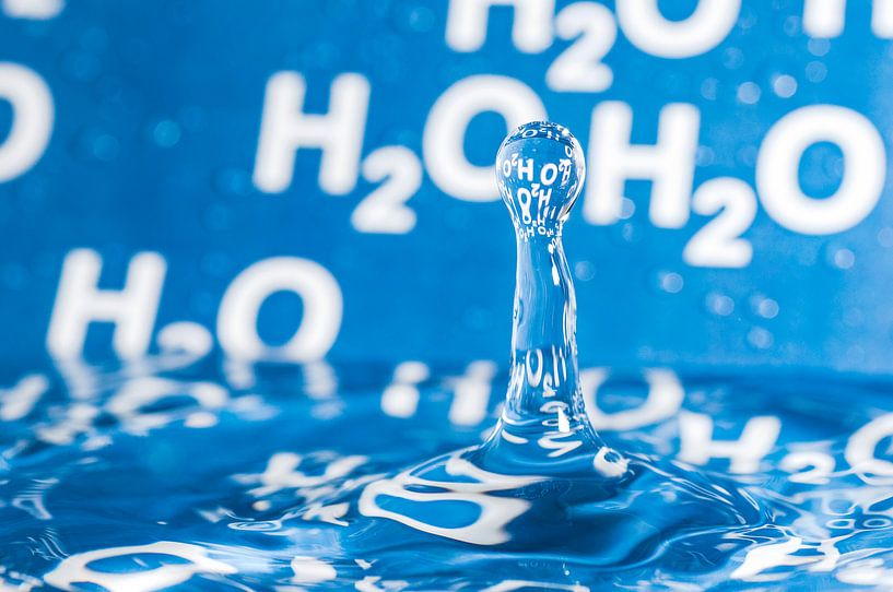 Waterdroplet with chemical formula H2O par Wijnand Loven