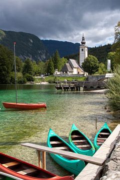 Église au bord du lac Bohinj sur Jolanda van Eek en Ron de Jong