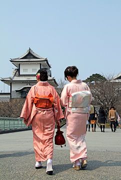 Twee meisjes in kimono in Kanazawa, Japan van Lensw0rld