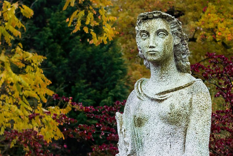 standbeeld vrouw in de tuin van Klaartje Majoor