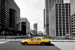 Yellow cab in downtown Chicago, Verenigde Staten. van Ron van der Stappen