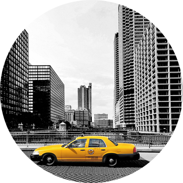 Yellow cab in downtown Chicago, Verenigde Staten. van Ron van der Stappen