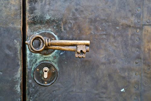 historische deurkruk op de deur van de Petrikirche in Maagdenburg