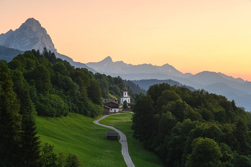 Kleine Kirche am Abend von Robin Oelschlegel