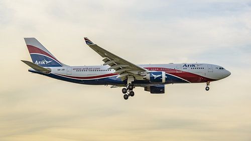 Landende Arik Air Airbus A330-200 passagiersvliegtuig.