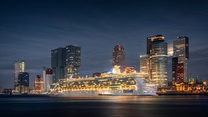 Cruiseschip "Independence of the Seas" aan de Wilhelminapier in Rotterdam