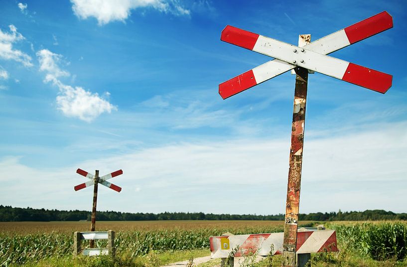 Ein Bahnübergang mit einem einzigen Andreaskreuz von Marcel Mooij