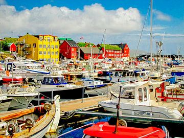 De kleurrijke jachthaven van Torshavn, Faroer eilanden