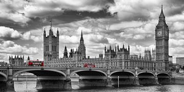 LONDON River Thames & Red Buses on Westminster Bridge van Melanie Viola