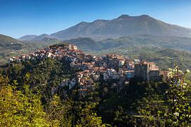 Village de montagne Rivello en face du Monte Sirino sur Jürgen Wiesler
