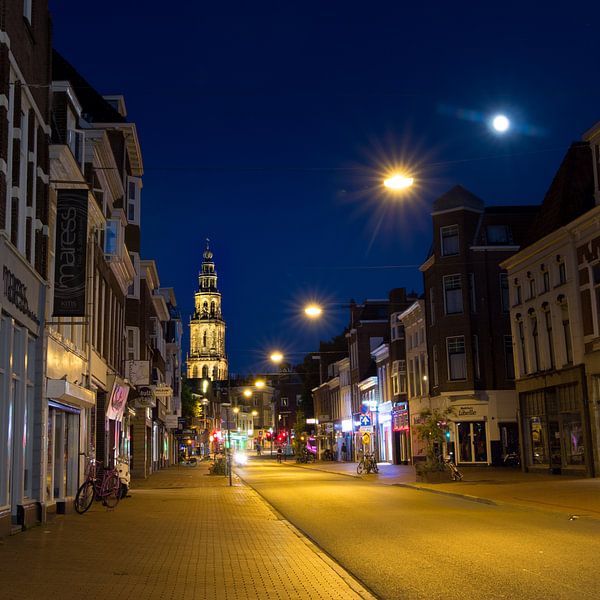 Nieuwe Ebbinge &amp; Martinitoren bij nacht van Iconisch Groningen