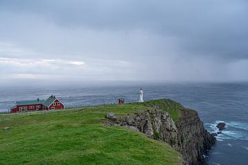 Bauernhaus und Leuchtturm auf den Färöer Inseln