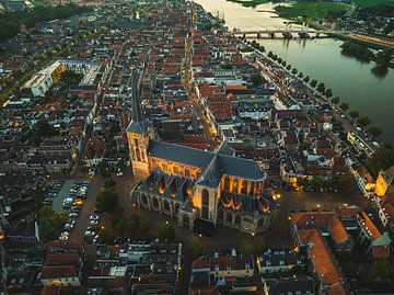 Kampen oude stad aan de IJssel tijdens een zomerse zonsondergang