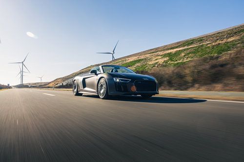 Audi R8 V10 met een Prachtig Zeezicht op de Achtergrond