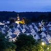 Freudenberg in Siegerland in het blauwe avonduur van Frank Herrmann