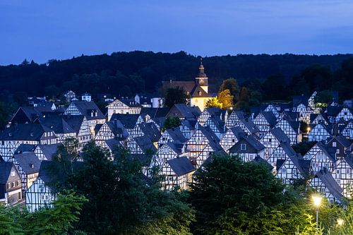 Freudenberg in Siegerland in het blauwe avonduur