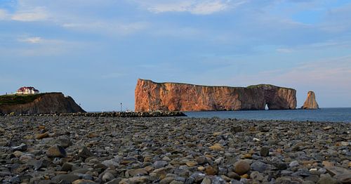 De doorboorde rots op een zomeravond