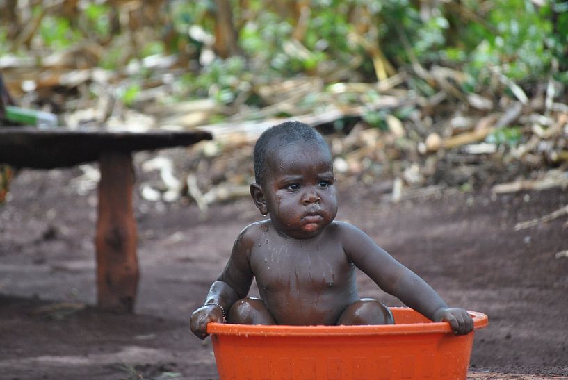  wasbeurt voor een Oegandees jongetje  by ann steemans
