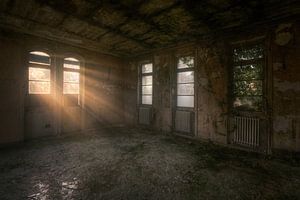 Sonnenlicht durch das Fenster. von Roman Robroek – Fotos verlassener Gebäude