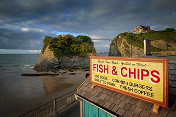 Fish and chips bord in de avondschemering aan de kust van Newquay van Albert Brunsting