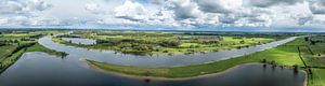 IJssel-Landschaft mit Wolken darüber