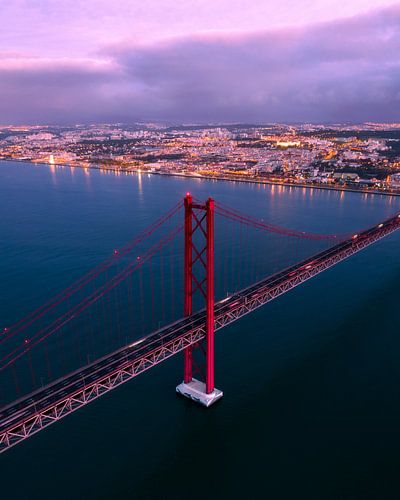Avondlicht boven de Rode Brug van Lissabon